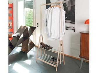 Деревянная складная напольная вешалка Stand-Up Foppapedretti в интерьере